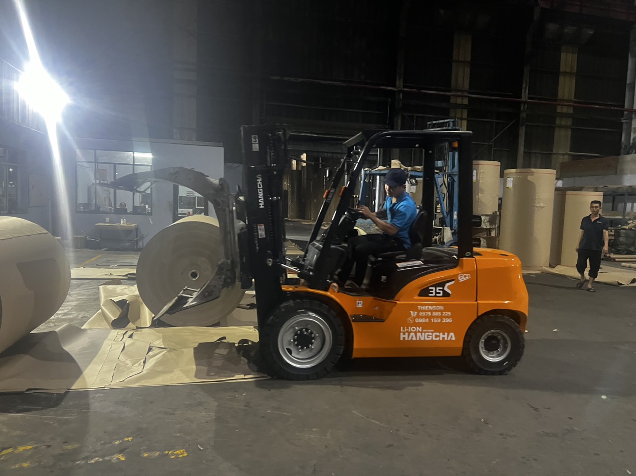 Xe nâng điện Lithium Hangcha dành cho ngành bao bì giấy